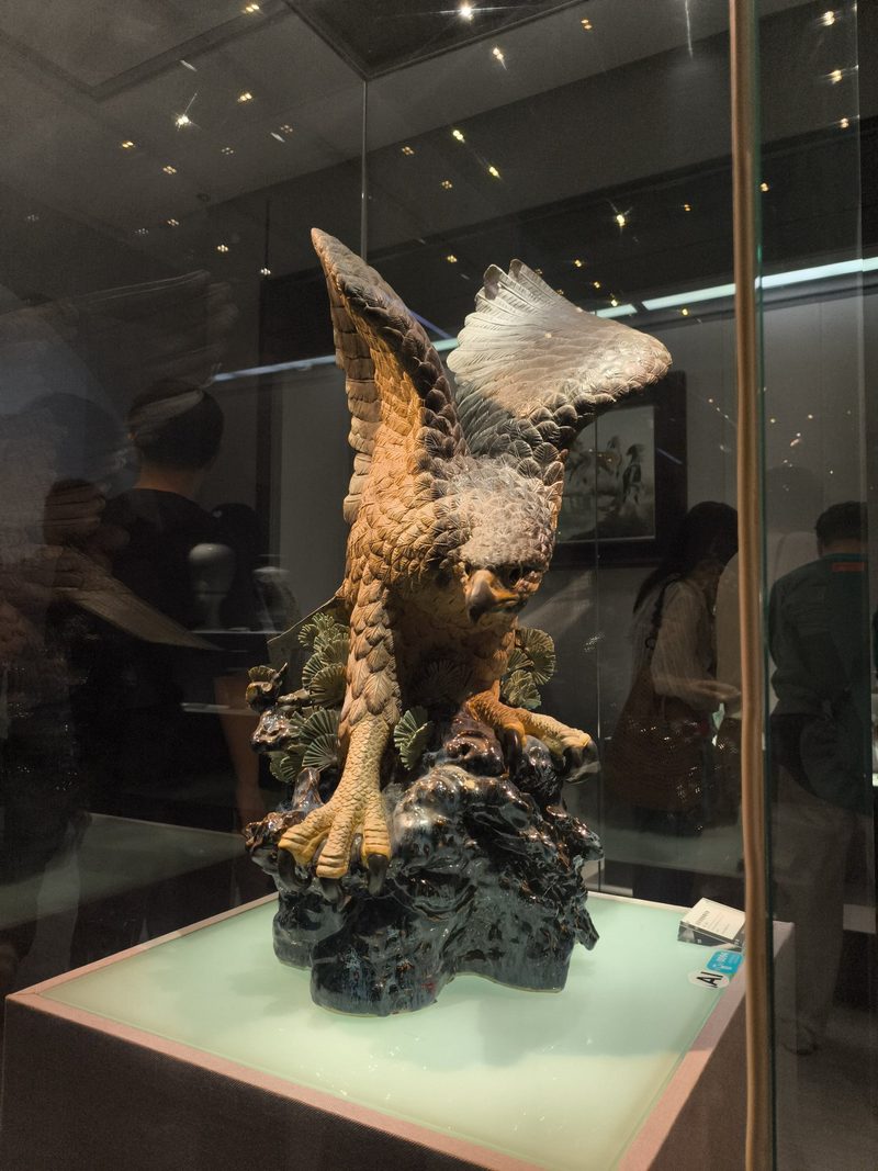 瓷塑雄鹰展翅立于礁石之上