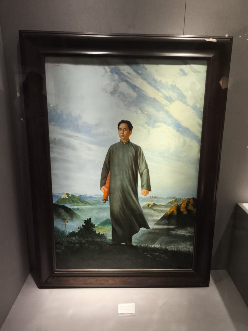 展厅里一幅装在深色木框中的大幅人物画