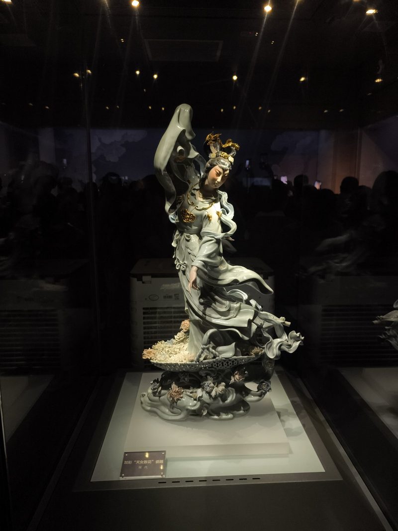 加彩天女散花瓷塑，衣带飘举立于莲座