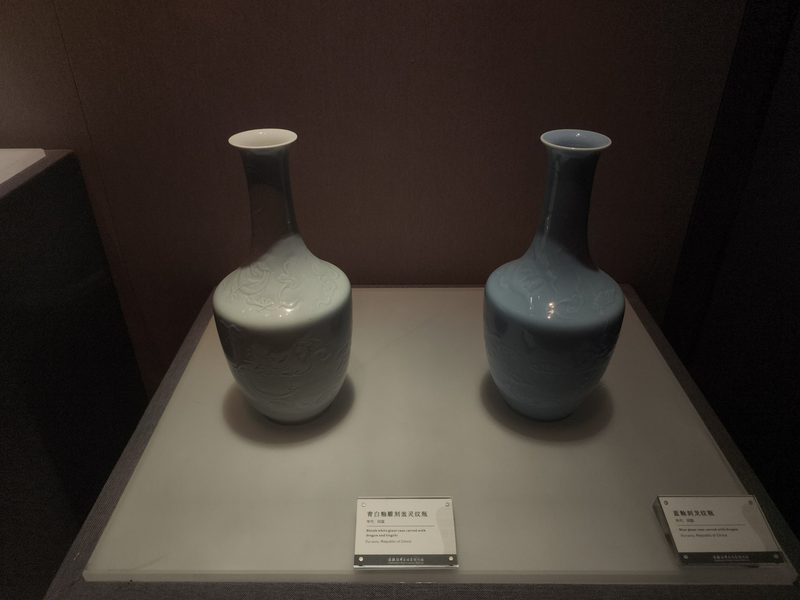 两只青白釉刻花瓶并排陈列在展柜中
